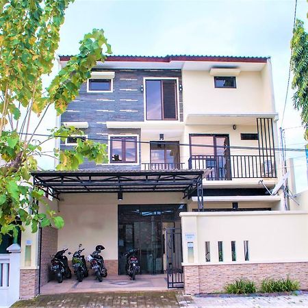 Reddoorz @ Mayjen Sungkono Surabaya Exterior foto