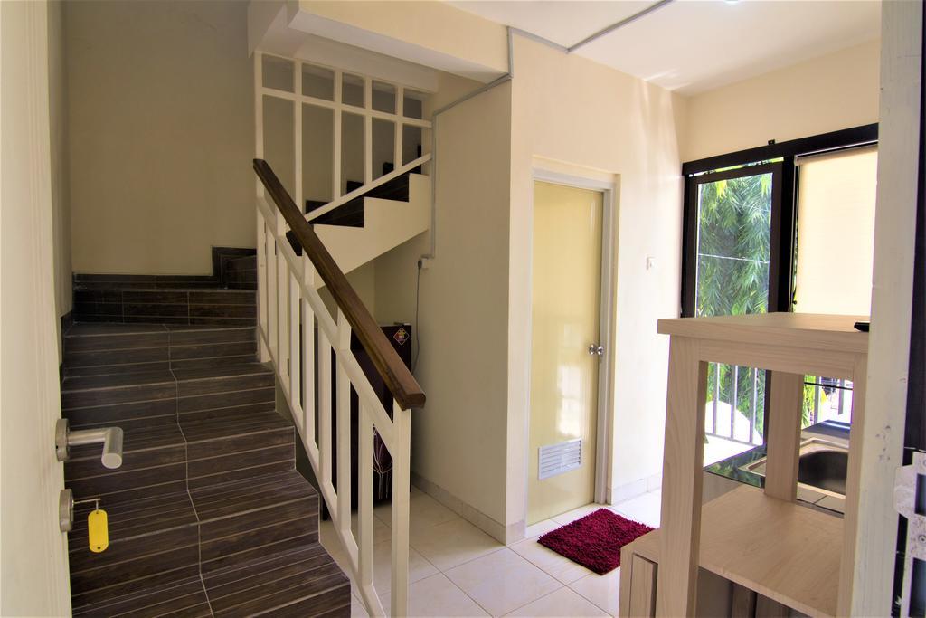 Reddoorz @ Mayjen Sungkono Surabaya Exterior foto