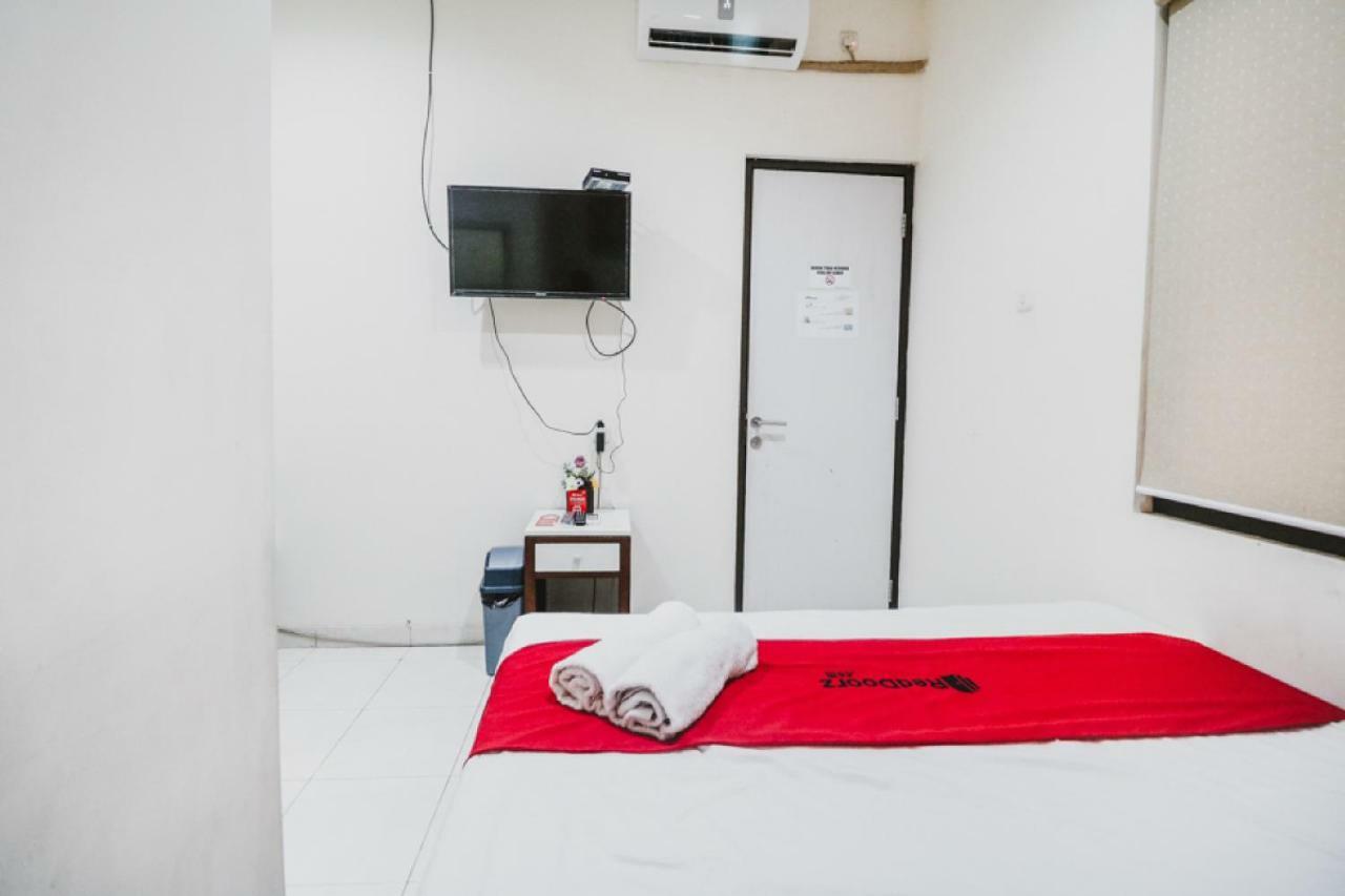 Reddoorz @ Mayjen Sungkono Surabaya Exterior foto