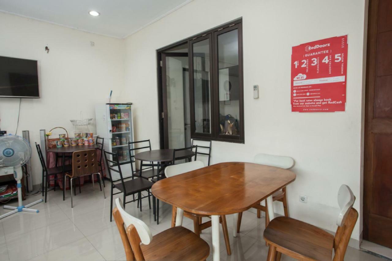 Reddoorz @ Mayjen Sungkono Surabaya Exterior foto