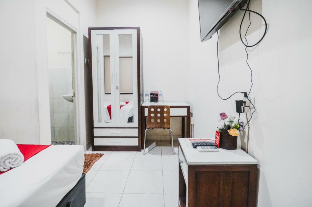 Reddoorz @ Mayjen Sungkono Surabaya Exterior foto