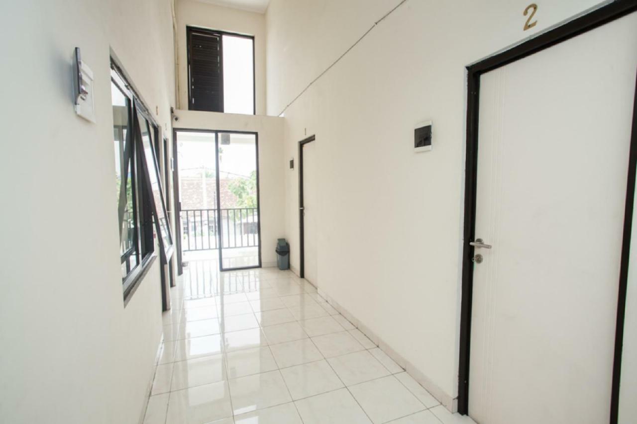 Reddoorz @ Mayjen Sungkono Surabaya Exterior foto